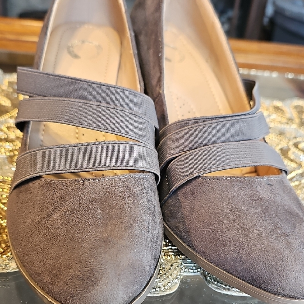 Journee Collection Suede Gray Heels - Picture 6 of 9
